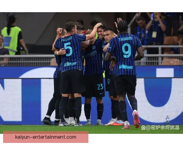 国米球迷齐聚为巴斯托尼加油昂首挺胸声援永不孤单